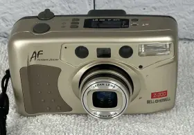 DC001437 BELL AND HOWELL Zoom Shoot Flash Battery Powers Up