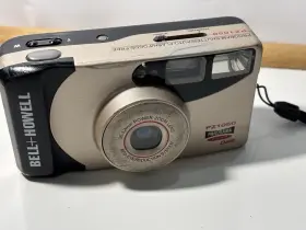 P1050 BELL AND HOWELL Camera Point Shoot Film Turnson