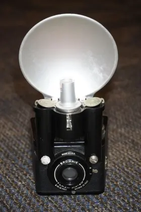 SIX-20 BROWNIE Film Camera Flash