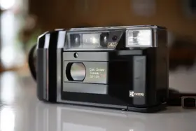803027 YASHICA Film Kyocera Carl Zeiss Tessar Camera Batt